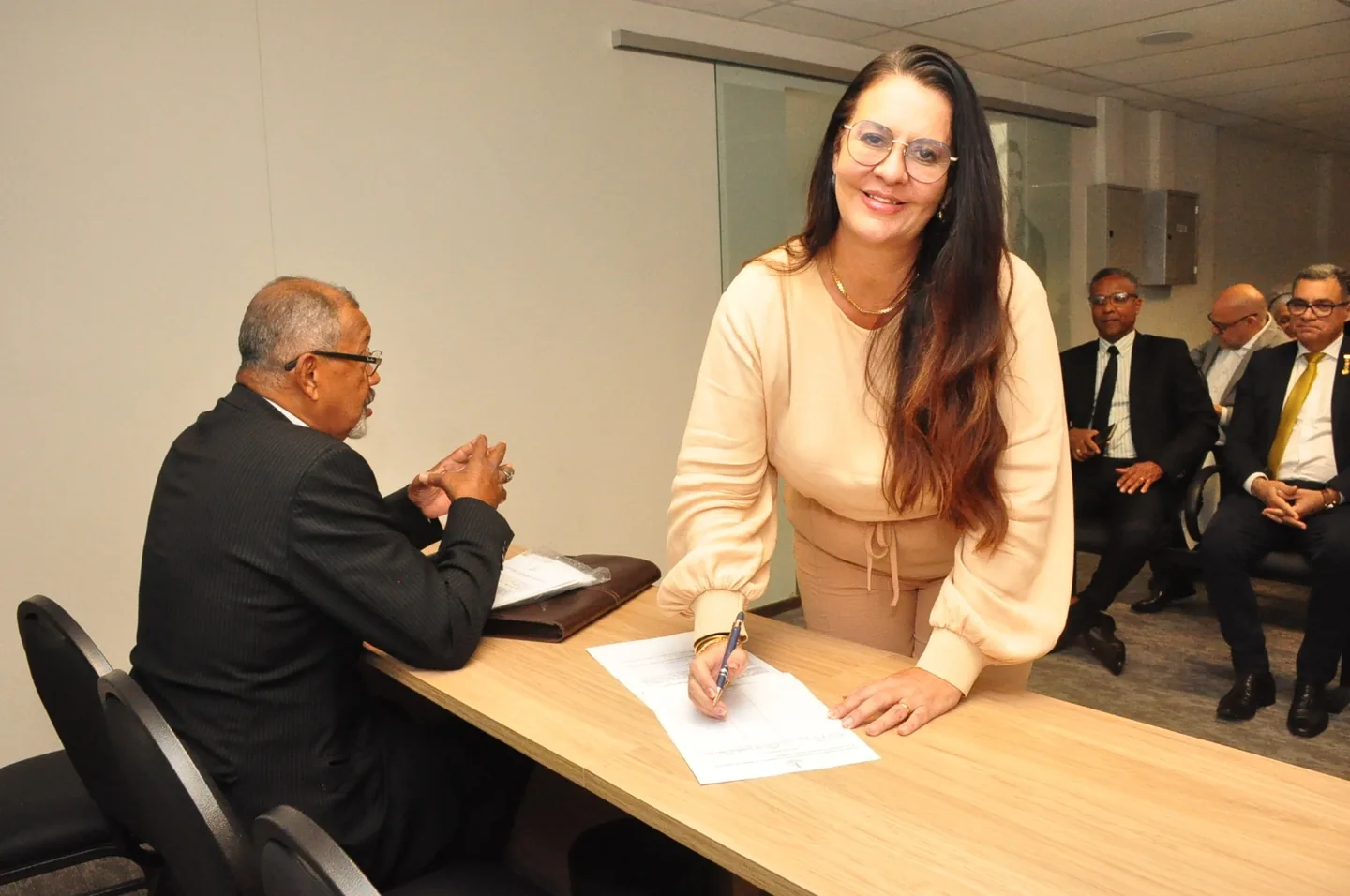 Assinatura de termo durante a solenidade de posse do IODDEB