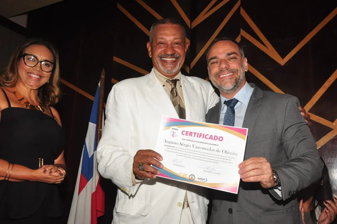 Entrega de certificado e troféu durante o Prêmio IODDEB 2026