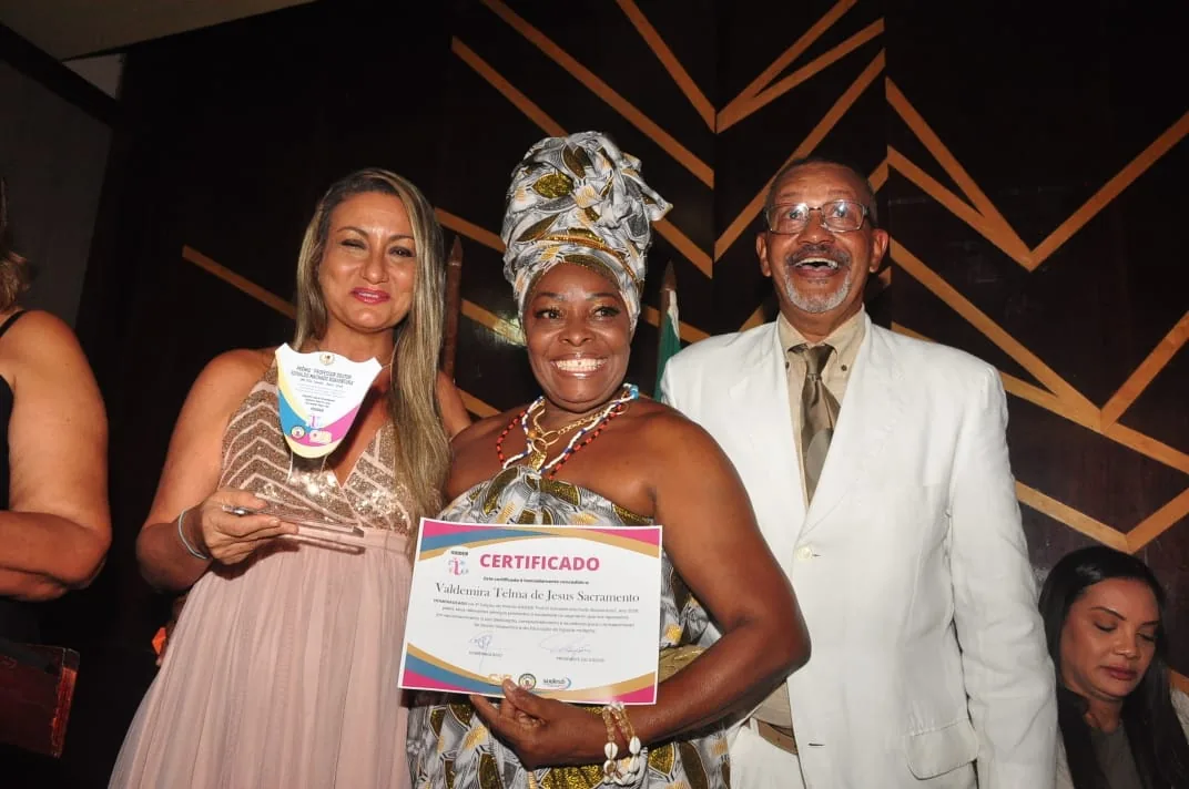 Homenageada recebe certificado na cerimônia do Prêmio IODDEB 2026
