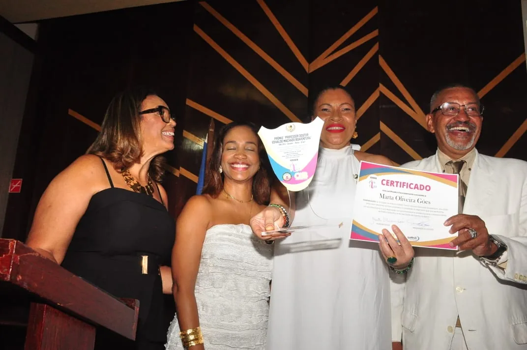 Momento de celebração durante entrega do Prêmio IODDEB 2026