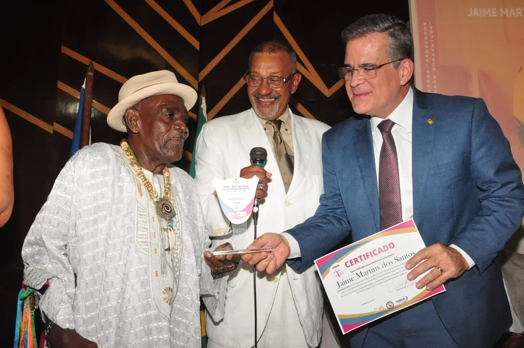 Entrega de troféu durante a 4ª Edição do Prêmio IODDEB